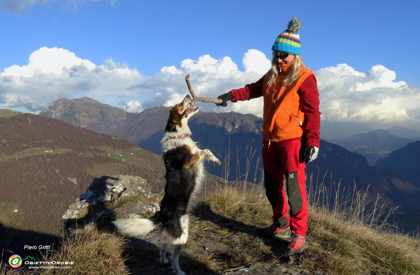 40 In vetta in Corno Zuccone con Cancervo e Venturosa da sfondo.JPG